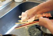 大錯特錯！筷子「整把搓洗」恐吃進大量細菌　專家授正確洗法