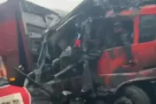 影/貴州巴士遭大貨車前後夾擊成「夾心餅乾」　車身嚴重變形釀3死3傷