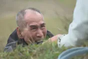 79歲張柏舟拍戲「滾下山坡」被割傷！拒用替身驚險畫面曝