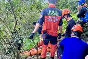 影/新北婦土城登山步道摔落斜坡　救難人員協助搬運下山送醫