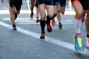 台北馬拉松40歲男跑者「無呼吸心跳」倒地！「3徵兆」猝死警訊