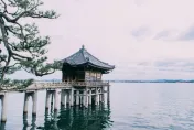 影/日本最大湖泊「琵琶湖」水位下降　遊客竟可徒步抵「湖中島」