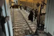 影/大陸北京地鐵「車廂脫節」下班乘客多人困車廂　玻璃震破、列車停擺