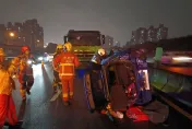 國道1號汐止段嚴重事故！廂型車翻覆「一家4口受困」　警消拆車搶救