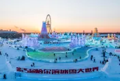 哈爾濱「冰雪大世界」開園首日迎4萬遊客　民眾排不到設施怒喊「退票」