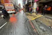 影/板橋馬路爆管淹水　「這22里」停水24小時...1.8萬戶受影響
