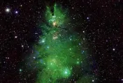 太空也有過節氣氛！NASA分享合成「聖誕樹星團」照夢幻應景