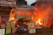 三芝翁出門擺攤賣鞋！車子突然燒起來　停路邊緊急搶救商品