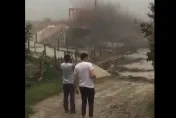 影/阿根廷北部大雨成災山洪暴發　金屬橋樑竟被大水「拔起」消失在洪流中