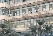 不滿醫院欠薪？四川醫護集體爬窗邊「揚言輕生」討薪　衛健委：皆不屬實