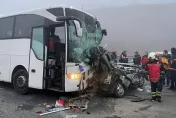 影/致命濃霧！土耳其高速公路「7車連環撞」　釀12死57傷