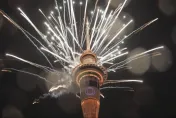 影/全球最早迎接2024！紐西蘭天空塔施放「500公斤煙火彈」超絢爛
