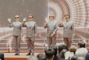 台鐵公司化新制服飄「北韓風」　東區營運處揭牌典禮「紅布條卡住」尷尬了