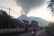 快訊/天災不只日本！印尼東部火山噴發　機場急關閉撤逾2200人