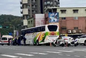 快訊/汐止大同路連環車禍塞爆　遊覽車撞自小客後車又追撞
