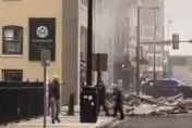 影/德州市中心大爆炸！酒店被炸爛「建材碎片阻塞街道」　他早就聞到天然氣味