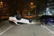 台中女深夜自撞翻覆送醫又是酒駕　特斯拉停路邊衰被撞出停車格