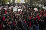 影/希臘數千學生上街示威！怒政府「新設私大」爆推擠　警射催淚瓦斯