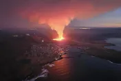冰島火山爆發…岩漿流入小鎮！　民眾秒撤離他卻喊：那裡還有一些羊