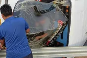 影/泰國普吉島遊覽車S彎道「失速翻車」　陸客團17人受傷含2重傷