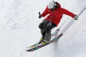 滑雪釀膝蓋受傷、十字韌帶斷裂不在少數！醫曝：疫情後滑雪受傷率增3倍