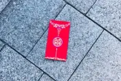 日男地鐵站外「撿到紅包」...網刷一排恭喜　台人笑翻：怎這麼懂