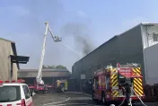 快訊/高雄鐵皮工廠燒起來了！3樓天花板冒火光　消防隊高效滅火