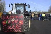 通膨及進口競爭難以生存　法國農民抗議活動持續發酵車輛堵塞各地道路