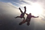 美科羅拉多州男子跳傘出意外　降落傘沒打開重摔身亡
