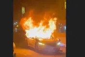 影/擾亂交通惹怨？舊金山中國城無人車遭群眾狂襲「慘燒成廢鐵」