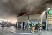 快訊/台南安定驚傳火警！鐵皮工廠竄火舌、濃煙籠罩　警消16車32人到場灌救