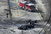 影/美卡車燃料罐突起火爆炸「巨大火球竄向天際」　9名消防員輕重傷送醫搶救