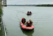 水廠廠商採泥化驗船艇擱淺　消防人員拖船助脫困