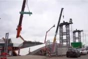 荷蘭工地「鋼纜突斷裂」！橋梁搖晃墜地　當場砸死2工人