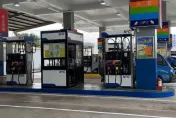 影/場面太嚇人！新竹加油站「汽油外洩狂噴」　油管、油槍竟分離脫落