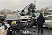 影/恐怖連環撞！蘇州公路結冰如抹油「逾百車慘撞一團」交警被撞飛