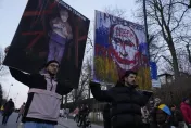 影/俄烏戰爭二週年！波蘭民眾湧至俄國使館前抗議　激進人士門口倒糞便