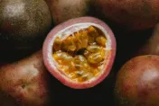 營養師曝水果纖維排行榜　第一名百香果可助眠、抗發炎