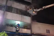 影/豐原工廠火警！1樓加工區狂燒7人受困　雲梯救援3人送醫