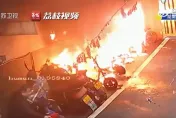 影/講不聽！男童停車位旁玩煙火　電動車被引燃「瞬陷火海」燒剩車架