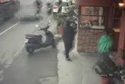 影/驚悚直擊！台南騎士「疑跟車太近」 自摔　動力機械輾過頭爆漿