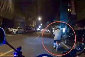 影/騎腳踏車也算！北市阿伯暗夜騎車蛇行疑酒駕　遭警攔檢拒測收罰單
