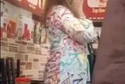影/巴基斯坦婦女遭數百民眾包圍威脅斬首　只因洋裝上印有阿拉伯文
