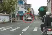 影/不讓？宜蘭街頭驚見救護車鳴笛執勤通過路口　與沒煞停機車相撞