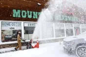 影/本季最強暴風雪狂襲加州！內華達山脈「積雪逾2.2公尺」公路封閉