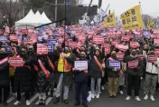 南韓4萬醫師上街頭怒吼醫改政策　不滿警方強制調查大罵政府「獨裁」