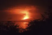 影/隔4年又爆發！厄瓜多火山煙柱直竄3公里高　黑夜瞬間被染紅