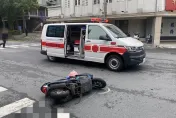 快訊/撞擊瞬間！宜蘭值勤救護車擦撞機車　騎士噴飛翻滾幸無大礙