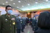 少將謝靜華街頭失控熱吻馬尾女　身分曝光：國防部校級軍官