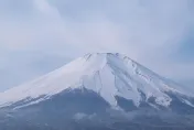 富士山擠爆了！山梨縣7月起徵收「420元通行費」　每日限4千人禁單日攻頂